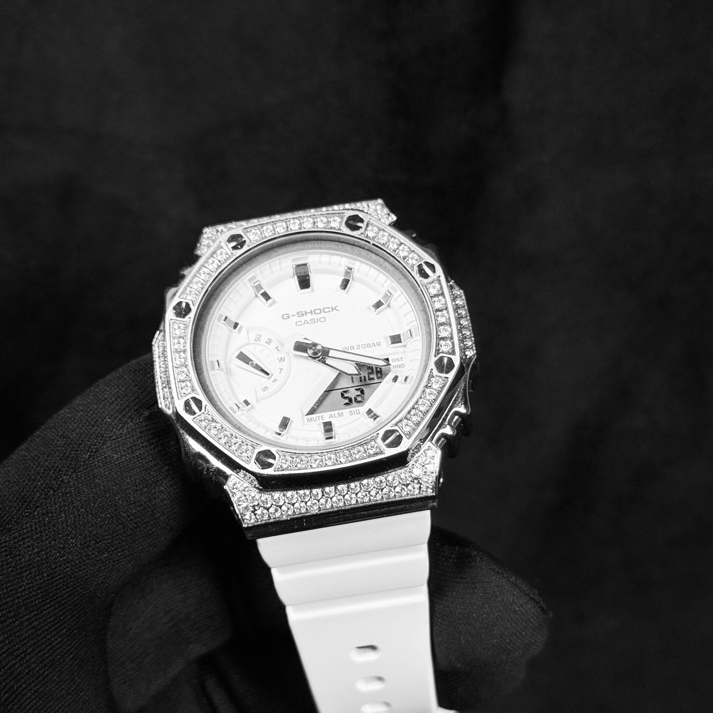 Relógio Cravejado CasiOak #02 C/ Brilhantes - Pulseira Branca