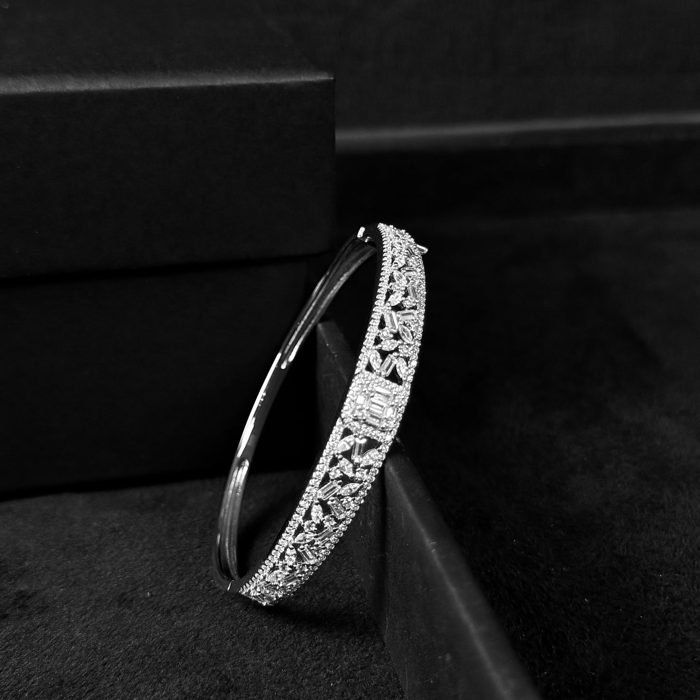 Bracelete Cravejado Prata 925 Brilhantes "WIFE"
