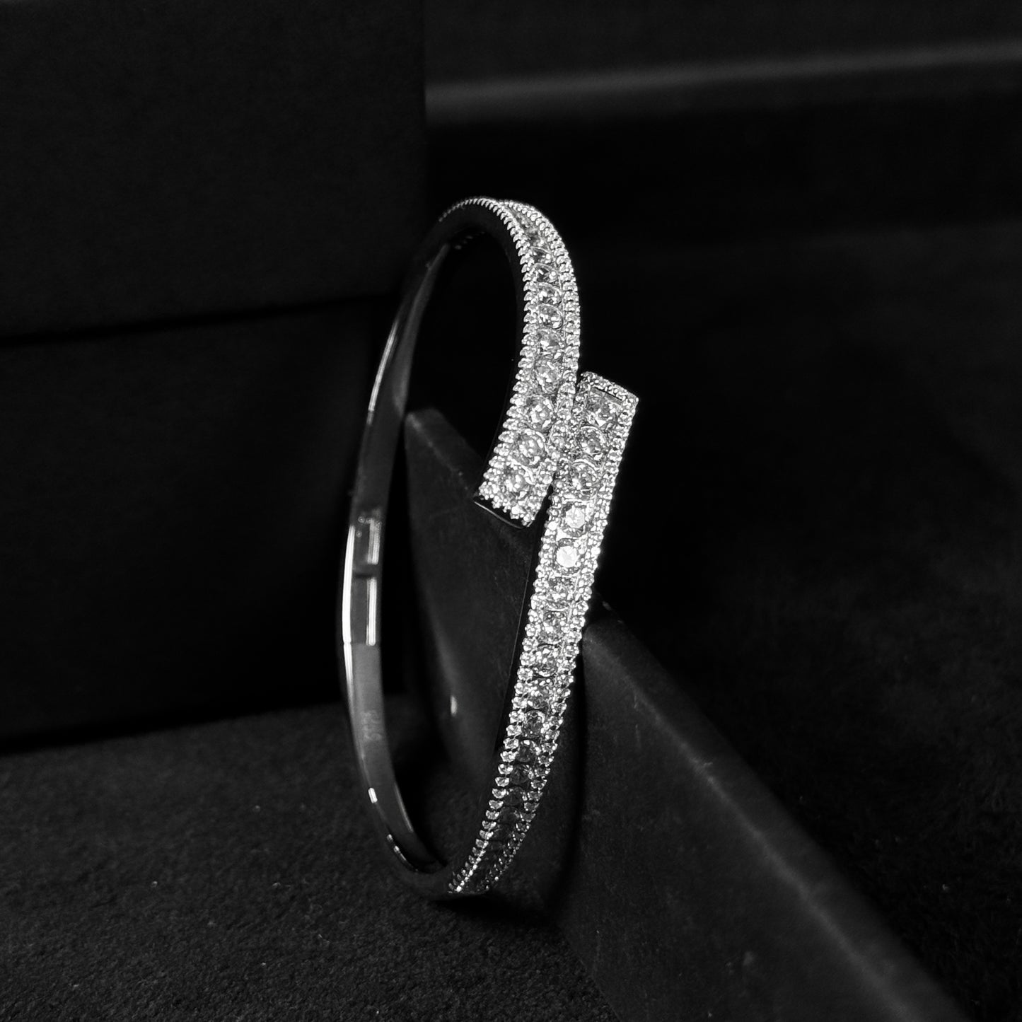 Bracelete Cravejado Prata 925 Legítima C/ Brilhantes "STIFF"