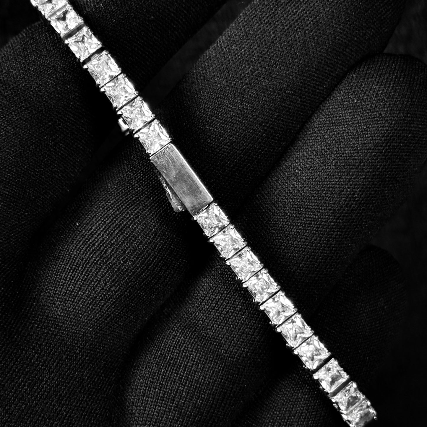 Pulseira VAYT Cravejada 4mm Quadrada