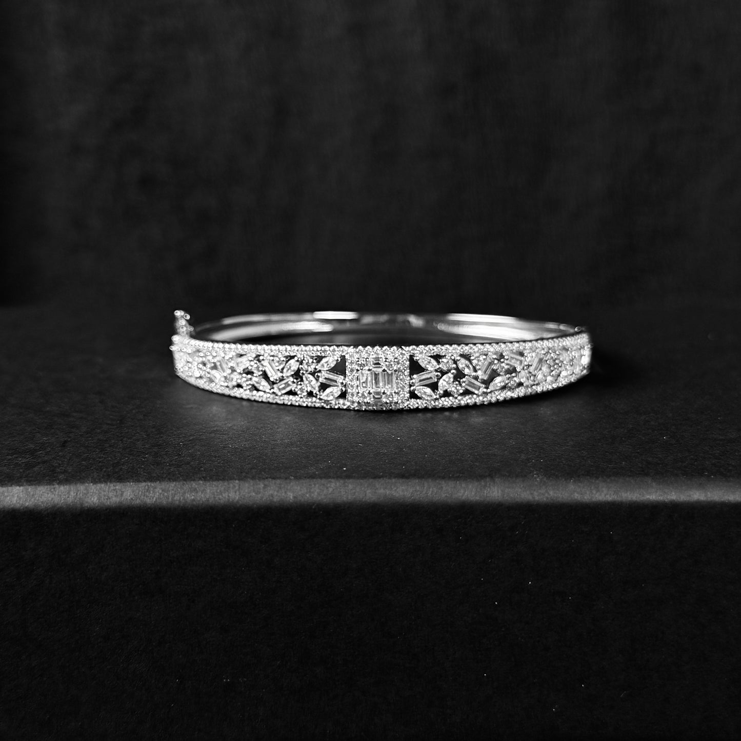 Bracelete Cravejado Prata 925 Brilhantes "WIFE"
