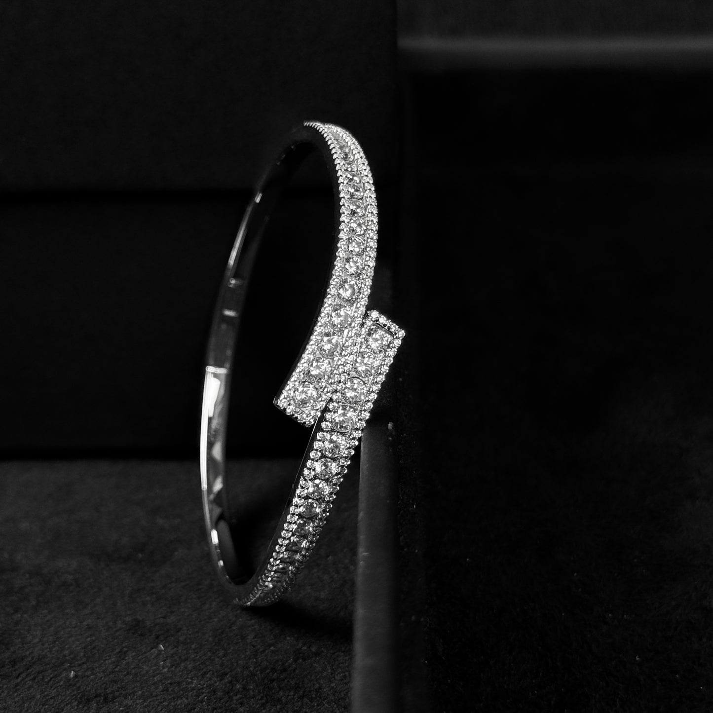 Bracelete Cravejado Prata 925 Legítima C/ Brilhantes "STIFF"