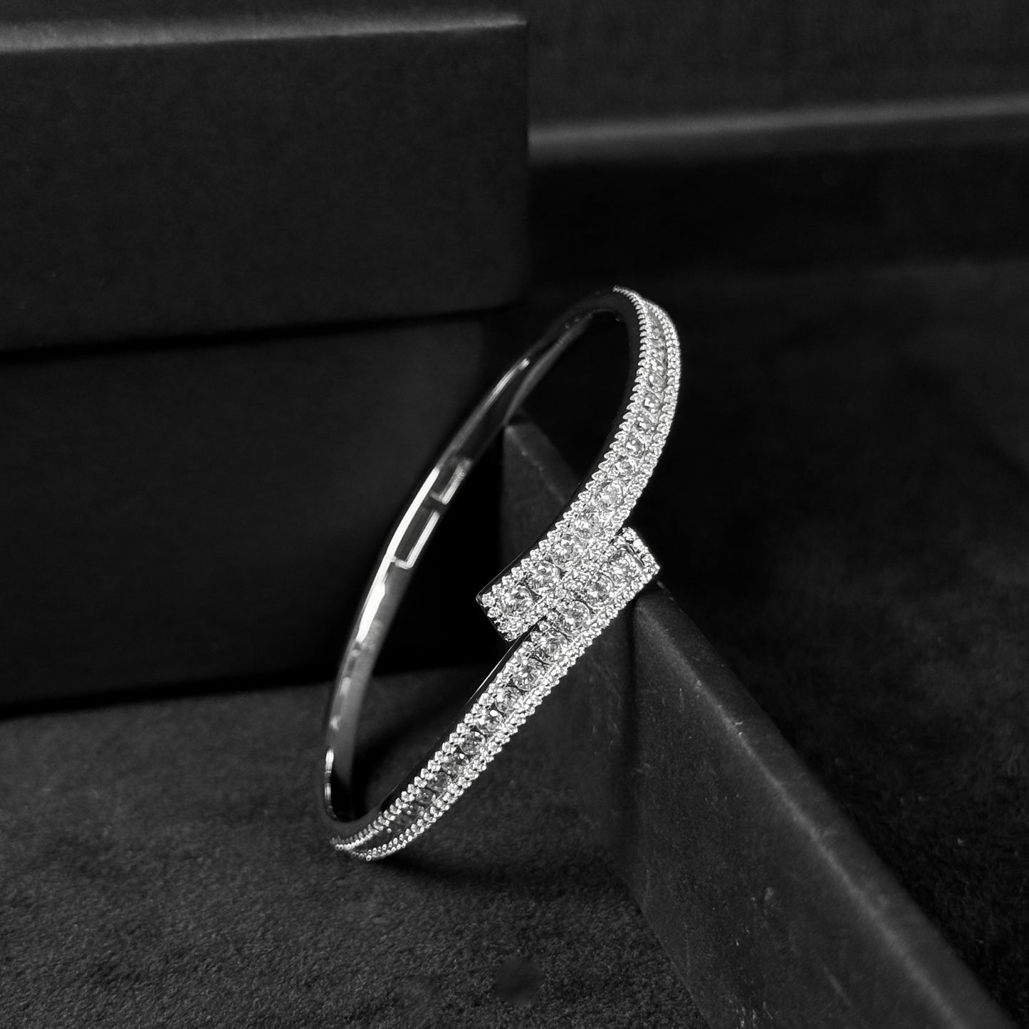 Bracelete Cravejado Prata 925 Legítima C/ Brilhantes "STIFF"