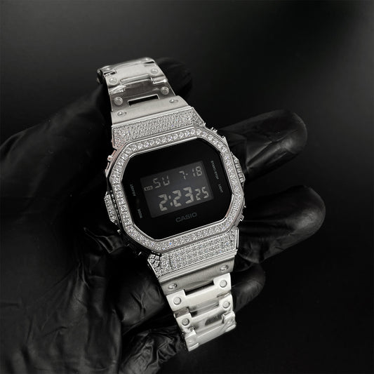 DW5600 Cristalian Edition – Bezel Cravejado com Brilhantes VVS + Pulseira Inox Premium