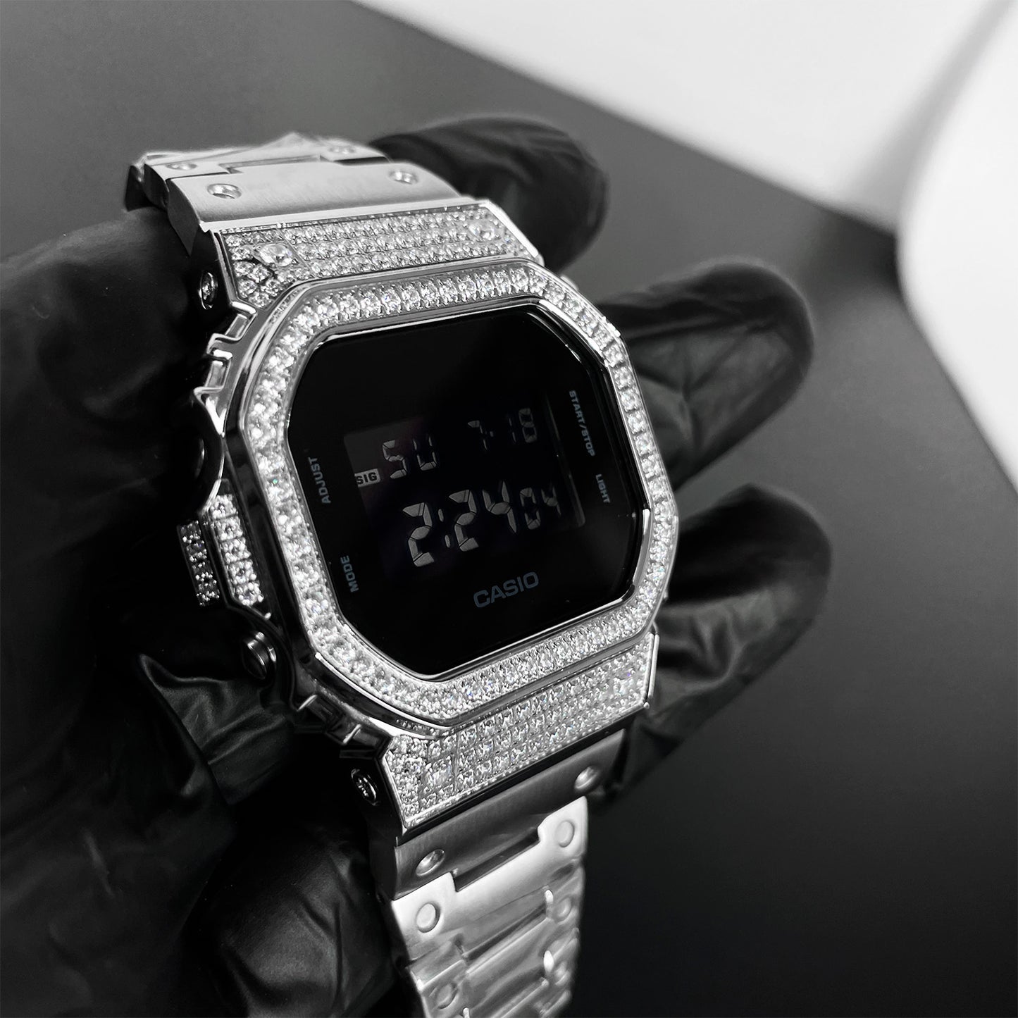 DW5600 Cristalian Edition – Bezel Cravejado com Brilhantes VVS + Pulseira Inox Premium