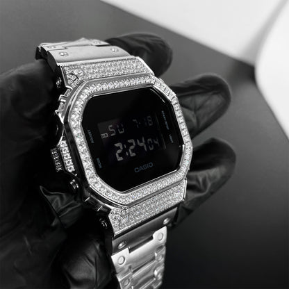 DW5600 Cristalian Edition – Bezel Cravejado com Brilhantes VVS + Pulseira Inox Premium