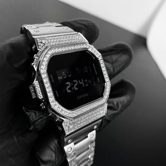 DW5600 Cristalian Edition – Bezel Cravejado com Brilhantes VVS + Pulseira Inox Premium