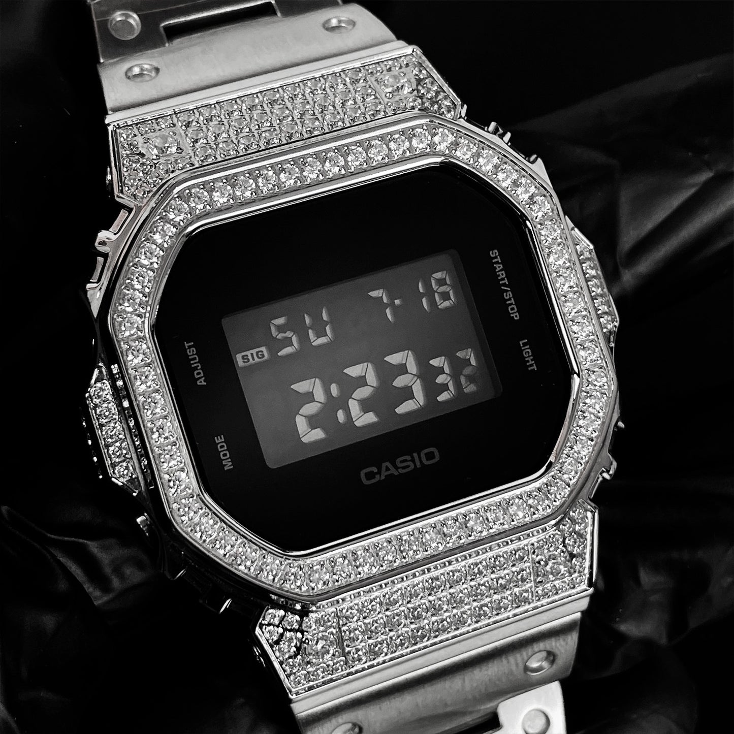 DW5600 Cristalian Edition – Bezel Cravejado com Brilhantes VVS + Pulseira Inox Premium