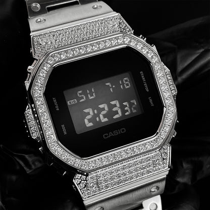 DW5600 Cristalian Edition – Bezel Cravejado com Brilhantes VVS + Pulseira Inox Premium
