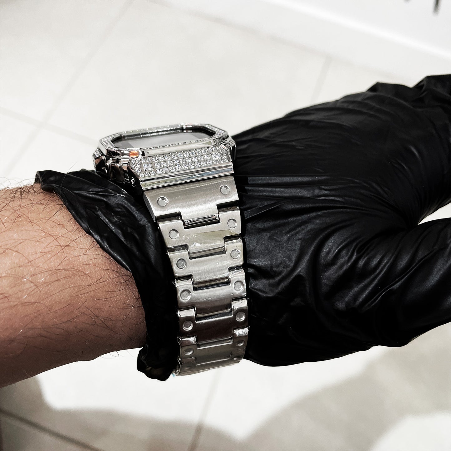 DW5600 Cristalian Edition – Bezel Cravejado com Brilhantes VVS + Pulseira Inox Premium